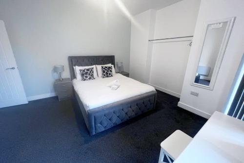 FREE PARKING - Cosy 2-BR Flat near Salford Royal photo 16