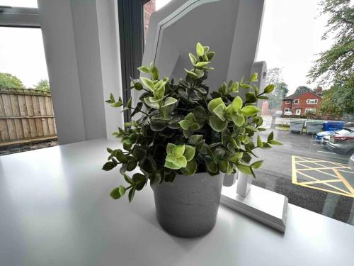 FREE PARKING - Cosy 2-BR Flat near Salford Royal photo 17