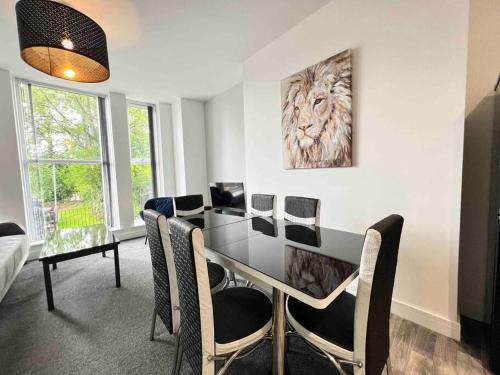 FREE PARKING - Cosy 2-BR Flat near Salford Royal photo 9