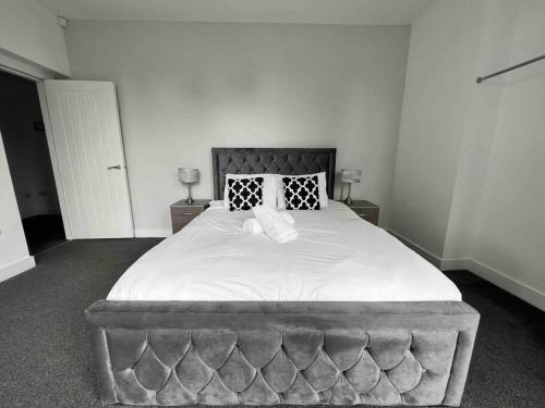 FREE PARKING - Cosy 2-BR Flat near Salford Royal photo 15