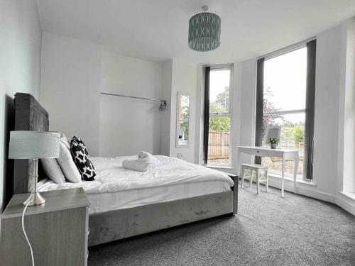 FREE PARKING - Cosy 2-BR Flat near Salford Royal photo 14