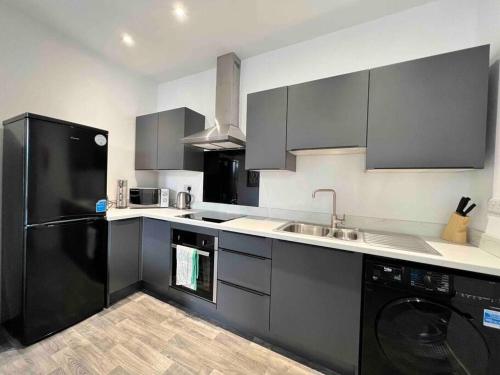 FREE PARKING - Cosy 2-BR Flat near Salford Royal photo 18