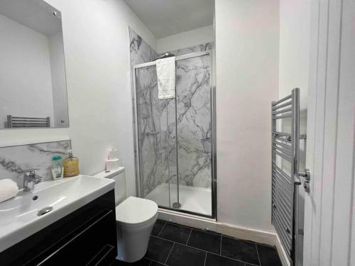 FREE PARKING - Cosy 2-BR Flat near Salford Royal photo 4