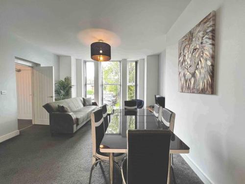 FREE PARKING - Cosy 2-BR Flat near Salford Royal photo 12