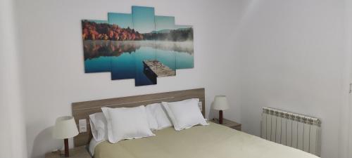 1 dormitorio con 1 cama y una foto de un lago en Apartamento CANYET, en Berga