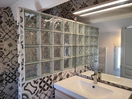 a bathroom with a sink and a mirror at Le temps d'une pause in Villes-sur-Auzon