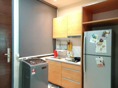 uma pequena cozinha com um frigorífico e um lavatório em Palazio Mount Austin 2-4pax Entire Studio WiFi/TV Box em Johor Bahru