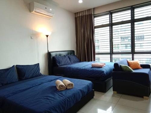 um quarto com 2 camas e um sofá em Palazio Mount Austin 2-4pax Entire Studio WiFi/TV Box em Johor Bahru
