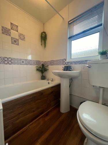 a bathroom with a toilet and a sink and a tub at The Green One, Sunbeach, Scratby - Two bed chalet, sleeps 5, free Wi-Fi, pet friendly, bed linen and towels included plus free entry to onsite clubhouse in Scratby