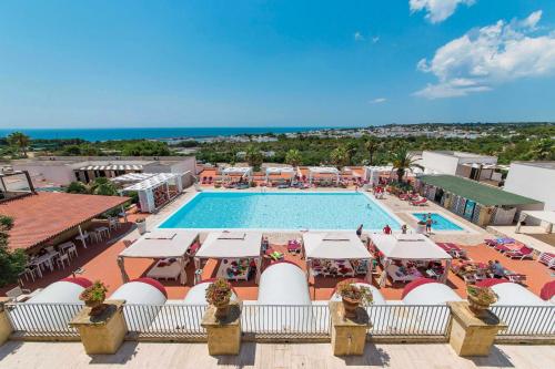 Marina di LeucaにあるMessapia Hotel & Resortのリゾートのプールの空からの景色
