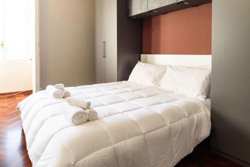 a bedroom with a large white bed with towels on it at [Centro città - Wifi & Cucina] Posizione ottimale in Salerno