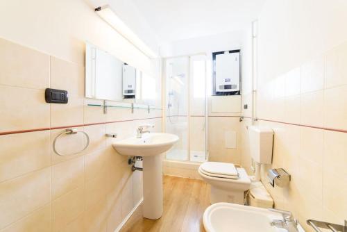 ein weißes Bad mit einem Waschbecken und einem WC in der Unterkunft [Centro città - Wifi & Cucina] Posizione ottimale in Salerno