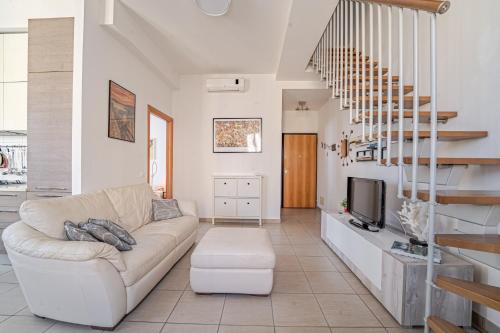 Mosse Bridge Apartment by Mamo Florence