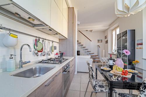 Mosse Bridge Apartment by Mamo Florence