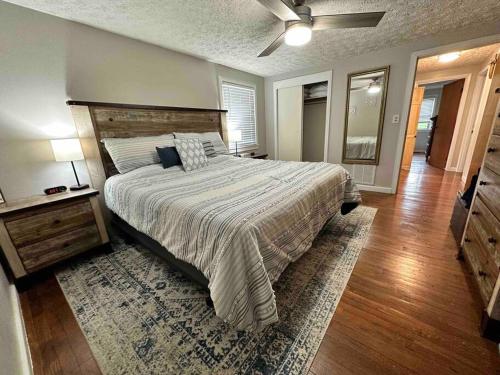 ピジョン・フォージにあるLarge Home - Walking Distance to Parkwayの大きなベッドとラグのある寝室