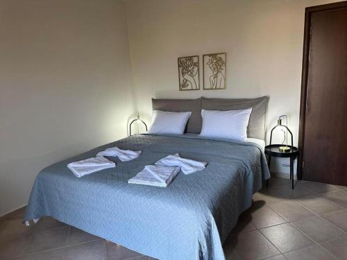 Ένα ή περισσότερα κρεβάτια σε δωμάτιο στο Alkioni Suites, beachfront, with mountain view