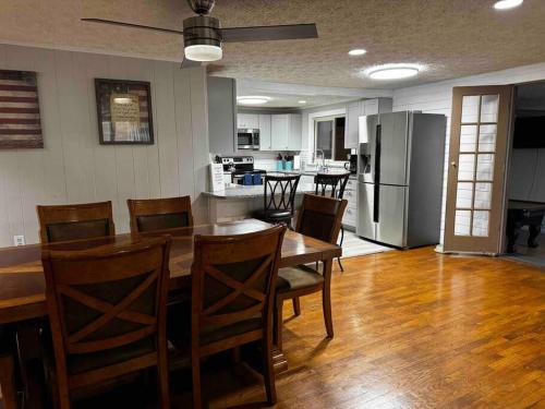 ピジョン・フォージにあるLarge Home - Walking Distance to Parkwayのテーブルと椅子のあるキッチンとダイニングルーム
