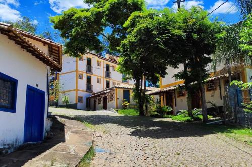 uma rua vazia numa cidade com edifícios em Flat 131 - Point do Canto em Rio Acima