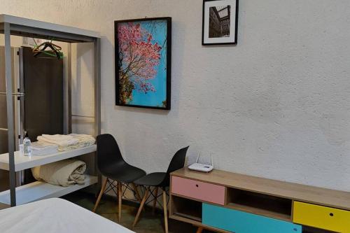 um quarto com uma secretária e uma cadeira ao lado de uma parede em Flat 131 - Point do Canto em Rio Acima