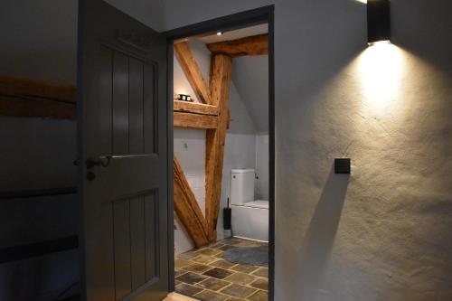een open deur naar een badkamer met een toilet bij Maria Hoeve Hoornaar in Hoornaar