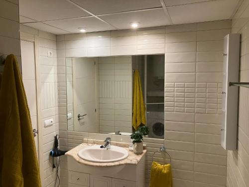 La salle de bains est pourvue d'un lavabo et d'un miroir. dans l'établissement Ambar Monica Apartment, à Calp