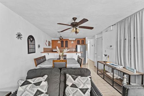 - un salon avec un canapé et un ventilateur de plafond dans l'établissement Lupa Guesthouse affordable family home, à Rincon
