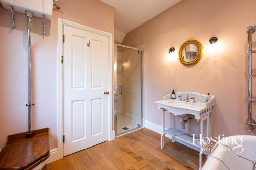 y baño con lavabo y ducha. en Luxurious Vineyard Hideaway At Stanlake Park en Wokingham