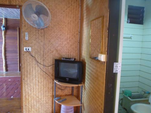 a small television and a fan in a room at Oceanblue Guesthouse in Ko Chang