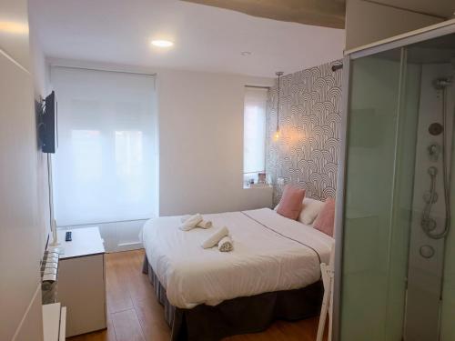 a bedroom with a bed with towels on it at Rin Rooms in Mutriku