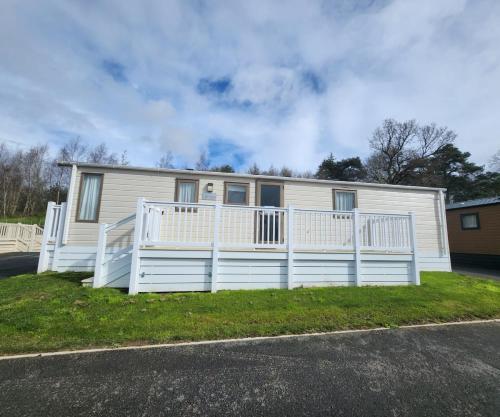 Casa mobile bianca con recinzione bianca di Serene Stay: Beautiful 2Bed Lodge in Kelsall a Kelsall