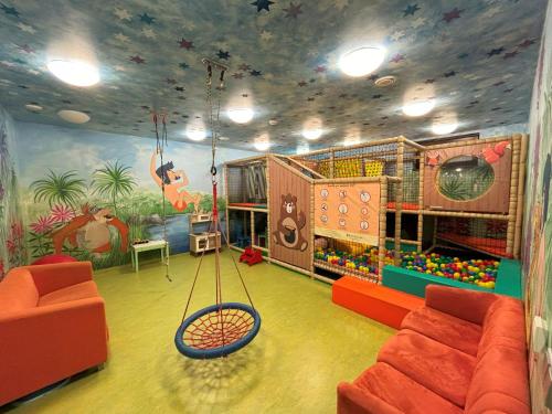 una sala de juegos para niños con un columpio en Hotel Jirinka, en Dolní Morava