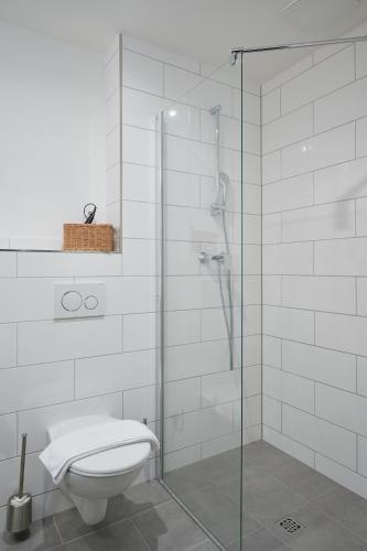 a bathroom with a toilet and a glass shower at Stylisches Studio im Herzen Leipzigs in Leipzig