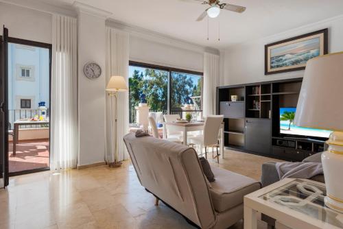 Χώρος καθιστικού στο 1 Bedroom Apartment in Andalucía del Mar - Puerto Banús