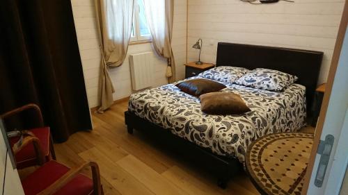 a bedroom with a bed with two pillows on it at L'annexe de la Villa Darom, Andernos les bains. in Andernos-les-Bains