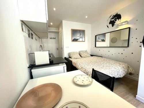um pequeno quarto com duas camas e uma mesa em Studio hyper centre ( 1-2 ) em Marselha