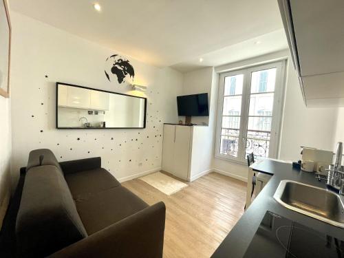 uma sala de estar com um sofá e uma cozinha em Studio hyper centre ( 1-2 ) em Marselha