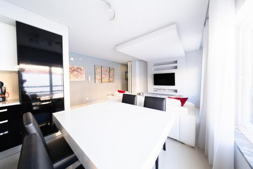 un comedor blanco con una mesa y sillas blancas en Luxury Apartments Baleal en Baleal