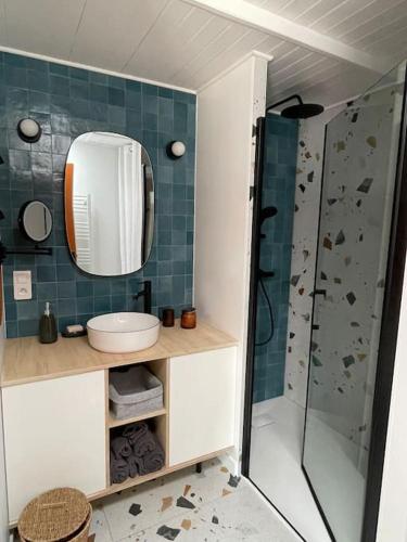une salle de bain avec un lavabo et une douche dans l'établissement Chez Claude / Spa privatif, à Saint-Jean-de-Monts