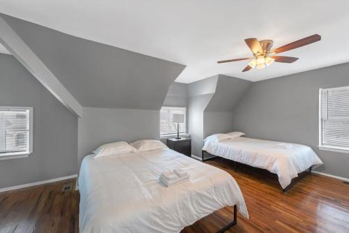 En eller flere senger på et rom på 2 Units Side-By-Side Sleeps 24