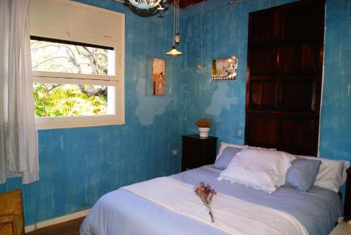 班約萊斯的住宿－Apartamento con encanto Can Brugada，蓝色的卧室设有床和窗户