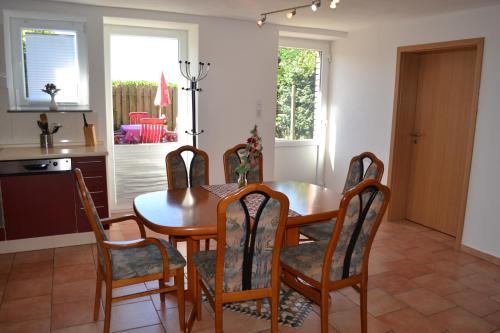 HeedeにあるWohnung "Venedig"のキッチン、ダイニングルーム(木製のテーブルと椅子付)