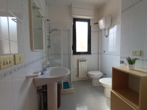 Et badeværelse på Nelly house - con piscina e posto auto al coperto