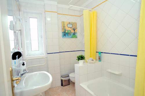 bagno bianco con lavandino e servizi igienici di One bedroom appartement with terrace and wifi at San Cristobal de La Laguna a La Laguna
