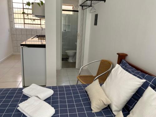 Cette chambre comprend un lit avec des oreillers. dans l'établissement Residencial Sullivan - Florianópolis - Loft 03, à Florianópolis