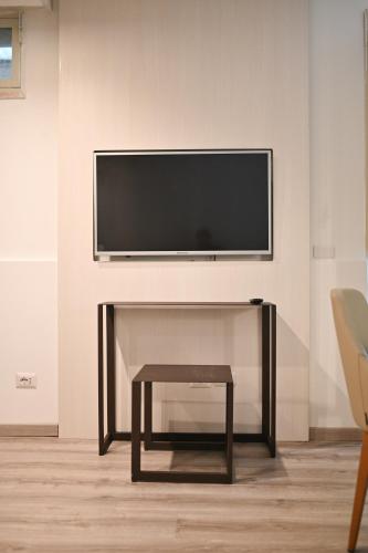a living room with a tv and a coffee table at Hotel Baia Delle Sirene in Taormina