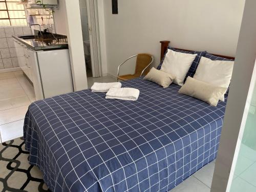 - un lit bleu et blanc avec 2 serviettes dans l'établissement Residencial Sullivan - Florianópolis - Loft 03, à Florianópolis