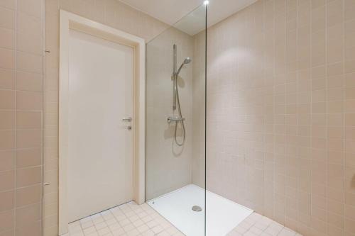 y baño con ducha y puerta de cristal. en Bonrepo Room 102 en Brujas