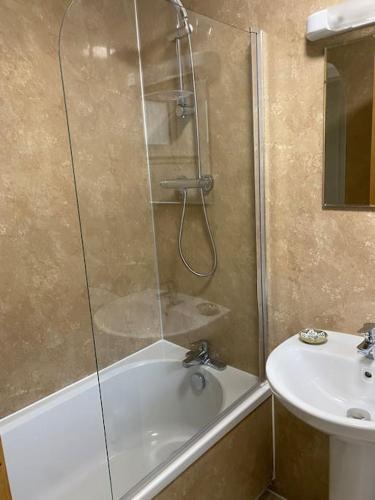 Ένα μπάνιο στο Fassifern. 1st Floor Apartment with Loch View