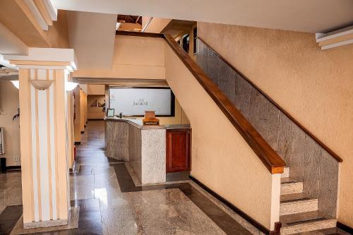 un couloir avec un escalier dans un bâtiment dans l'établissement Sakr Hotel, à Penápolis