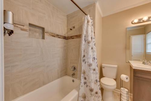 a bathroom with a tub and a toilet and a sink at Cozy Lake Charles Apartment 2 Mi to Downtown in Lake Charles